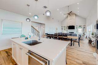 Stunning Beachfront Cargo Lift Sleeps 14 - 3