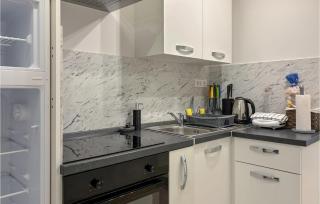 Stunning Apartment In Lovran With House Sea View - 8