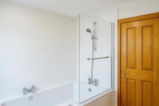 3 Bed Bungalow - Sleeps 6 - Pet Friendly - Parking - 7