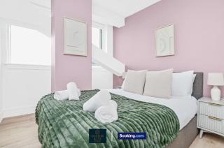 Luxury 3BDR Flat - Short Lets & Serviced Accommodation Wembley With Wi-Fi, Gym & Cinema - 5