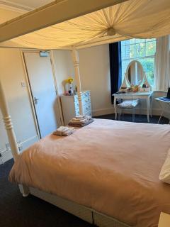 Warm & Spacious 3-Bed Flat with Huge Garden - 7