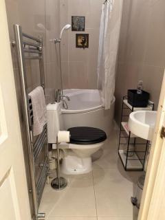 Warm & Spacious 3-Bed Flat with Huge Garden - 6