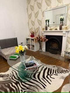 Warm & Spacious 3-Bed Flat with Huge Garden - 4