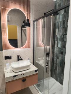 Roof Terrace, 24h Security, City Centre and a view of the historic shipyard - 6