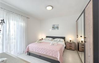 2 Bedroom Lovely Apartment In Veliko Brdo - 6