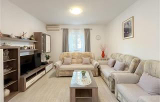 2 Bedroom Lovely Apartment In Veliko Brdo - 2