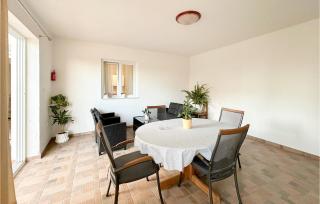 2 Bedroom Lovely Apartment In Veliko Brdo - 5