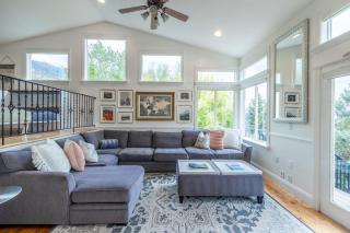 Within minutes to Ski Resorts and fireplace - 9