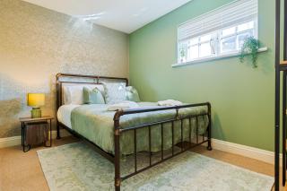 The Tudor Escape Stylish City Centre 3 Bed - 7