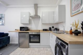 Bespoke Apartments Near Cardiff City Centre Free Parking - 1