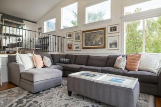 Within minutes to Ski Resorts and fireplace - 8