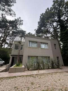 Hermosa Casa en Pinamar en zona del golf - 9 personas - 4 habitaciones - 8