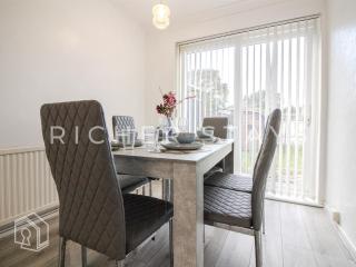 Bright 2BR Terrace in Basildon, Garden and Amenities - 1
