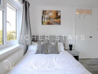 Bright 2BR Terrace in Basildon, Garden and Amenities - 1