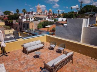Designer Retreat in Centro Heated Pool & Views - 7