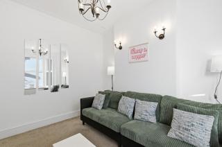 Family-Friendly 3-Bed Home, Sleeps 6, Quiet Area and Parking - 4