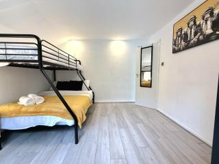 Serene 3-Bedroom Family Rochdale Home with Garden - 7