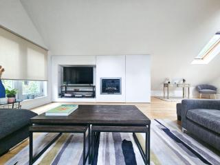 Chic Edinburgh 3-Bedroom 2-Storey House near City Centre with Free Parking - 4