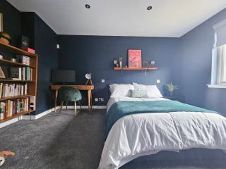 Chic Edinburgh 3-Bedroom 2-Storey House near City Centre with Free Parking - 1