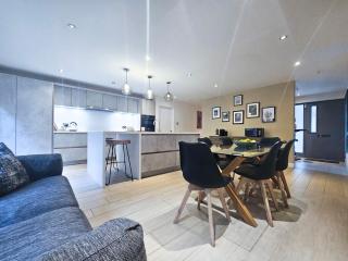 Chic Edinburgh 3-Bedroom 2-Storey House near City Centre with Free Parking - 0