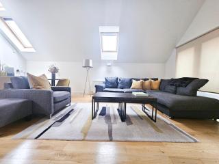 Chic Edinburgh 3-Bedroom 2-Storey House near City Centre with Free Parking - 5