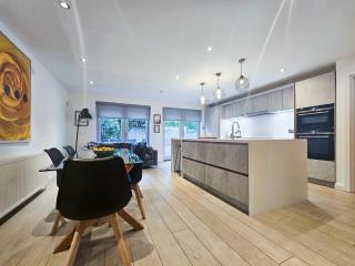 Chic Edinburgh 3-Bedroom 2-Storey House near City Centre with Free Parking - 8