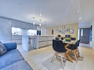 Chic Edinburgh 3-Bedroom 2-Storey House near City Centre with Free Parking - 7