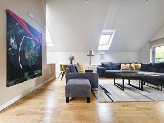 Chic Edinburgh 3-Bedroom 2-Storey House near City Centre with Free Parking - 3