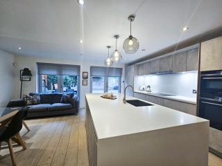 Chic Edinburgh 3-Bedroom 2-Storey House near City Centre with Free Parking - 6