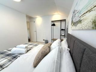 Serene 3-Bedroom Family Rochdale Home with Garden - 2