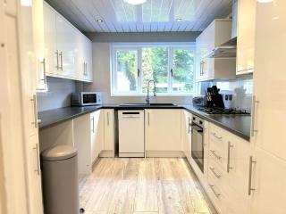 Serene 3-Bedroom Family Rochdale Home with Garden - 5