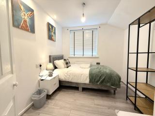 Serene 3-Bedroom Family Rochdale Home with Garden - 6