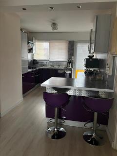 Bel appartement lumineux de 100m2 6 places 3 chambres au 3e étage avec ascenseur -A 5mn à pied du parc des expositions congrès de Dijon et ENG et 10mn du centre ville place Parking devant l'immeuble - 6