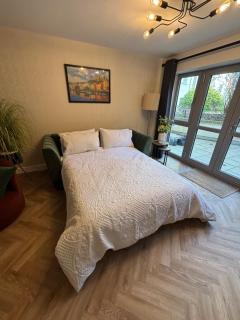 2 Bedroom City Centre garden flat with Secure Parking - 5