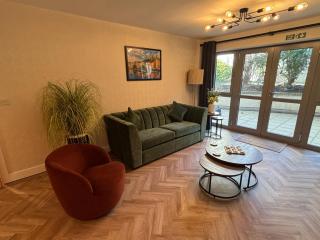 2 Bedroom City Centre garden flat with Secure Parking - 2