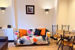 Newly Refurbished 3 Bedroom House (Preston) - 1