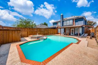 6 Bedroom Home with Pool, Centrally Located - 0