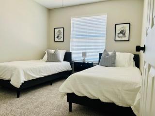 6 Bedroom Home with Pool, Centrally Located - 8