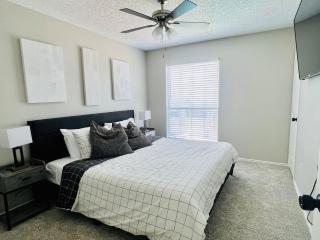 6 Bedroom Home with Pool, Centrally Located - 3