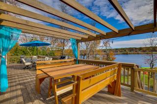 Lakefront Pocono Retreat with Hot Tub and Movie Hub - 0