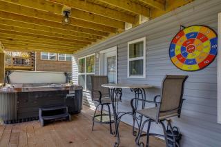 Lakefront Pocono Retreat with Hot Tub and Movie Hub - 8