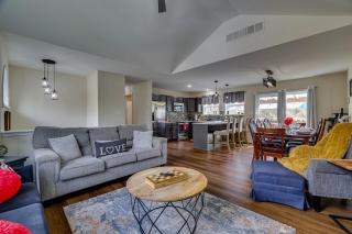 Lakefront Pocono Retreat with Hot Tub and Movie Hub - 7