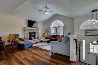 Lakefront Pocono Retreat with Hot Tub and Movie Hub - 5