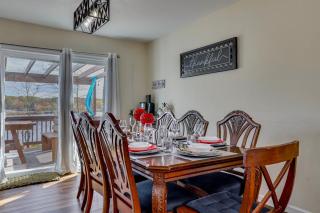 Lakefront Pocono Retreat with Hot Tub and Movie Hub - 2