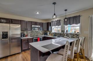 Lakefront Pocono Retreat with Hot Tub and Movie Hub - 3