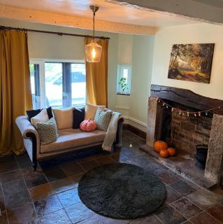 4 Bed Retreat-Sleeps 7-Parking-Garden-Lake Views - 3