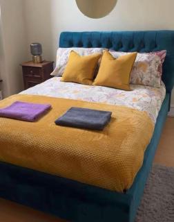 4 Bed Retreat-Sleeps 7-Parking-Garden-Lake Views - 2