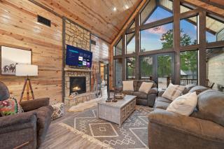 Bright Cabin w Spa + Mountain Views Sleeps 12 - 1