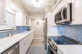 Renovated and Spotless Across From Beach Heated Pool Hot Tub - 5