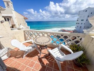 Beachfront condo 10 min from the airport RENOVATED - 0